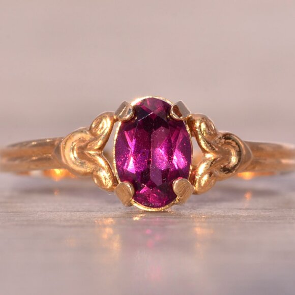 Amethyst Ring in Yellow Gold with Patterned Edge
